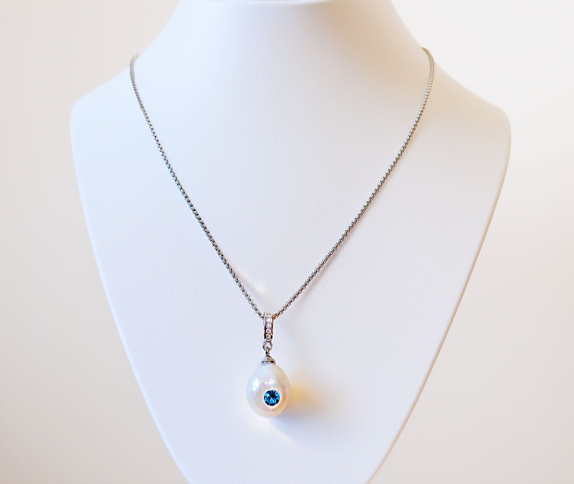 Natural cultured freshwater pearl4A pendant,white,zircon