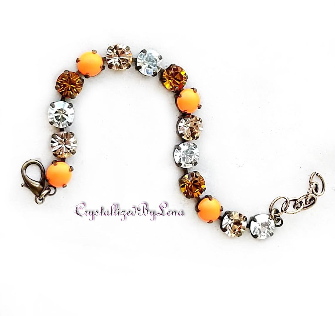 Bracelet style tennis en cristal Swarovski 8 mm avec pierres fantaisie multicolores topaze, cristal transparent et perles orange fluo.