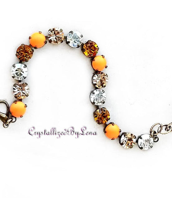 Bracelet style tennis en cristal Swarovski 8 mm avec pierres fantaisie multicolores topaze, cristal transparent et perles orange fluo.