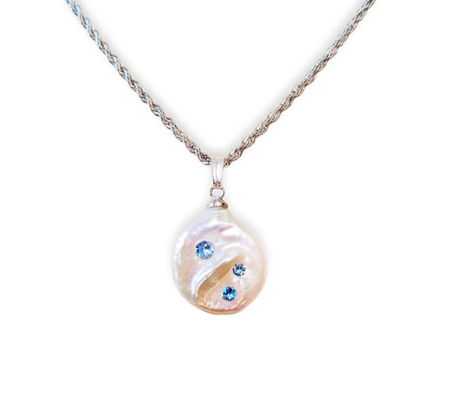 Halskette mit unregelmäßigem Süßwasserperlen-AA-Anhänger und Swarovski-Aquamarin-Strasssteinen
