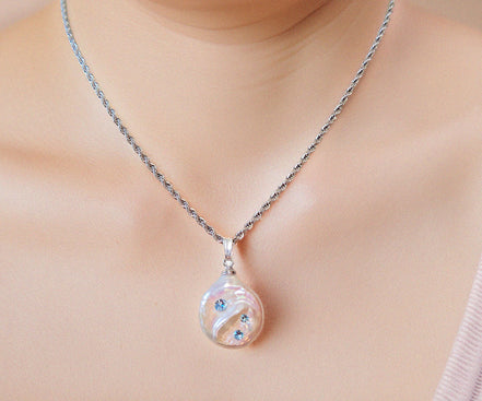 Halskette mit unregelmäßigem Süßwasserperlen-AA-Anhänger und Swarovski-Aquamarin-Strasssteinen