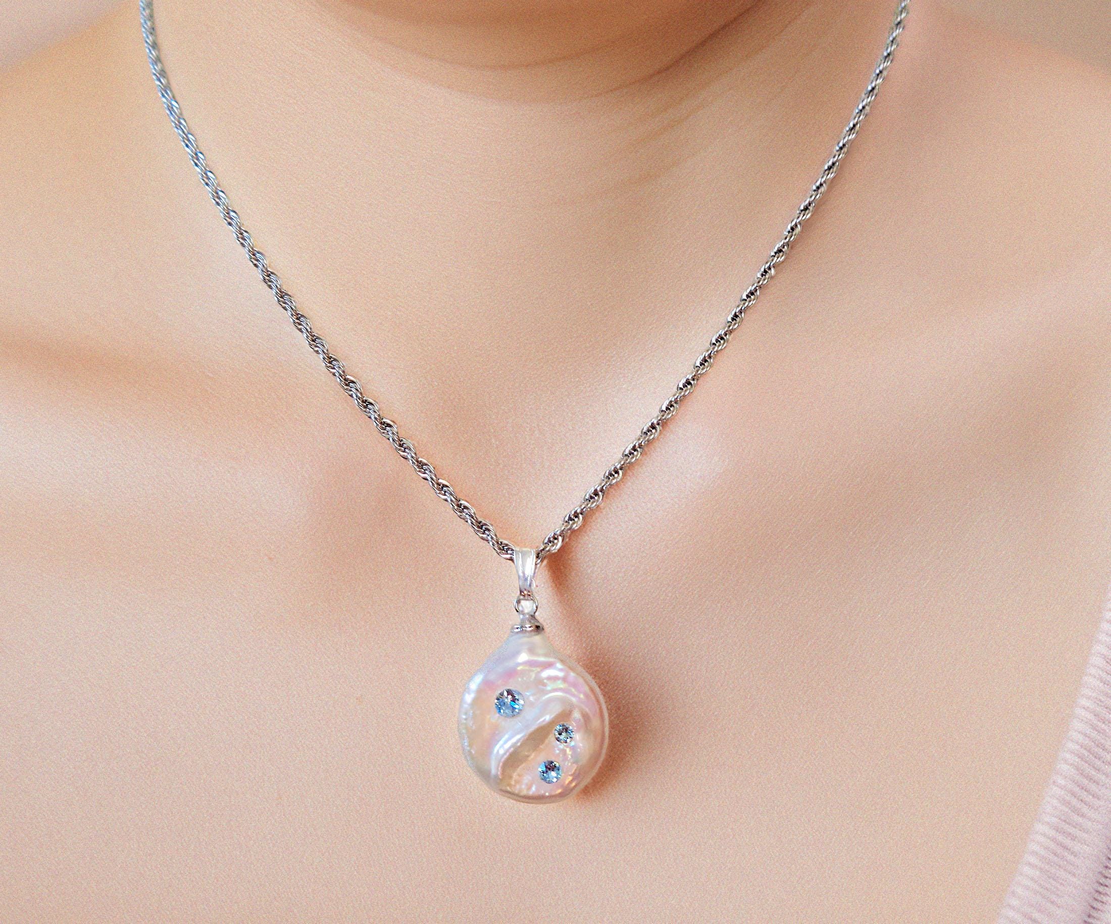 Halskette mit unregelmäßigem Süßwasserperlen-AA-Anhänger und Swarovski-Aquamarin-Strasssteinen